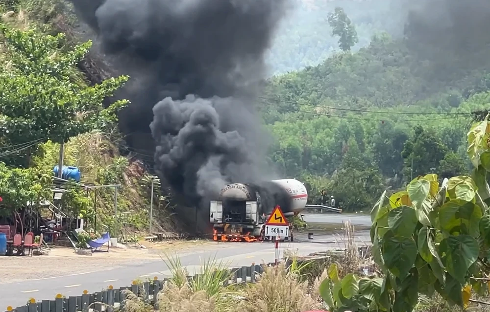 Vụ cháy xe bồn trên đèo Khánh Lê: Bồn chứa 5 tấn ôxy lỏng không nổ, đường đã thông 2 chiều