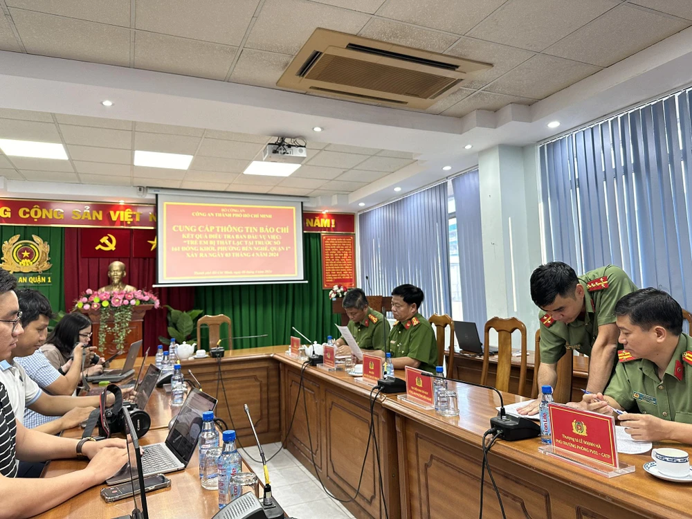 Đang họp báo vụ 2 bé gái mất tích ở phố đi bộ Nguyễn Huệ