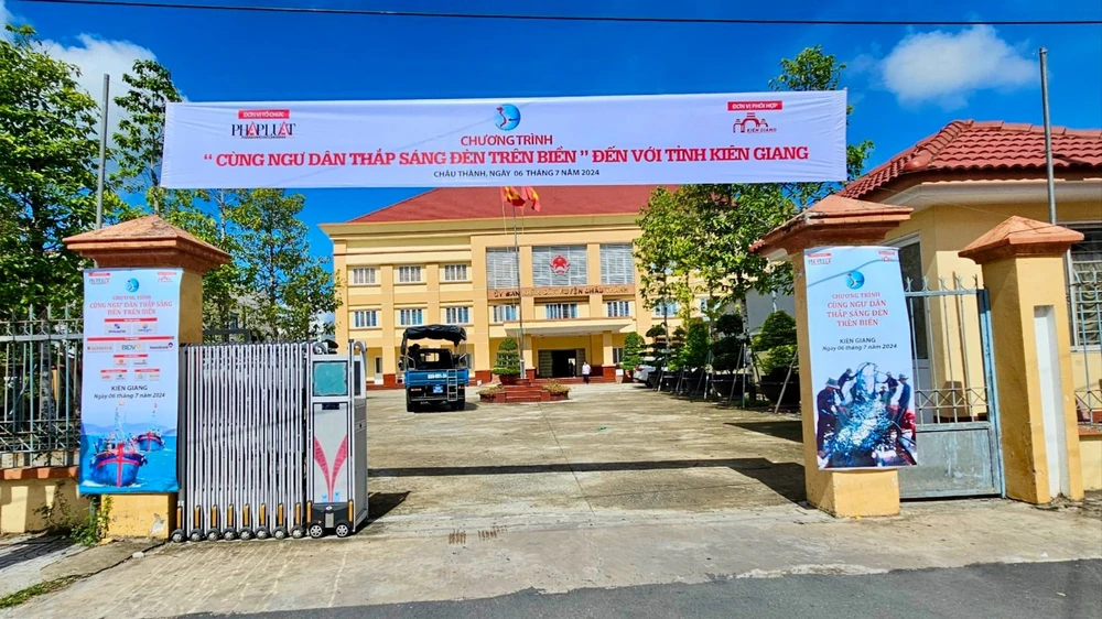 Chương trình 'Cùng ngư dân thắp sáng đèn trên biển' đến với bà con tỉnh Kiên Giang