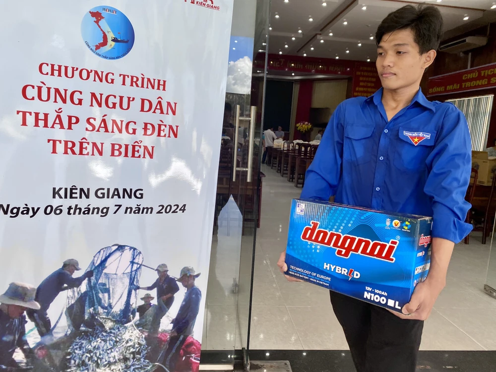 Toàn cảnh chương trình 'Cùng ngư dân thắp sáng đèn trên biển' tại Kiên Giang