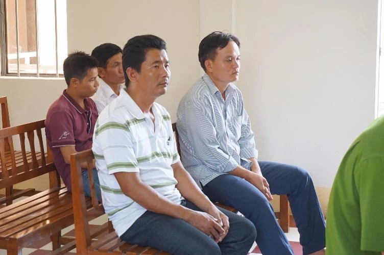 Luật sư xin rút lại câu nói xúc phạm viện kiểm sát ảnh 2 VKS không thu hồi quyết định đình chỉ đối với anh Đặng Ngọc Thanh (bìa trái). Ảnh: N.NGA