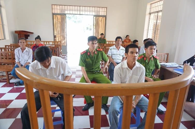 Luật sư xin rút lại câu nói xúc phạm viện kiểm sát ảnh 1 Hai bị cáo Sang (bìa trái) và Quốc trước vành móng ngựa. Anh Thanh ngồi hàng dưới (bên phải). Ảnh: N.NGA