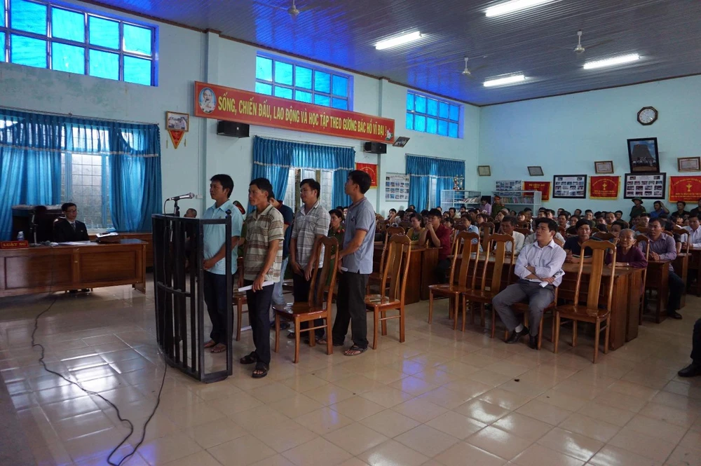 Rất đông người dân đến theo dõi phiên tòa. Ảnh: NGÂN NGA