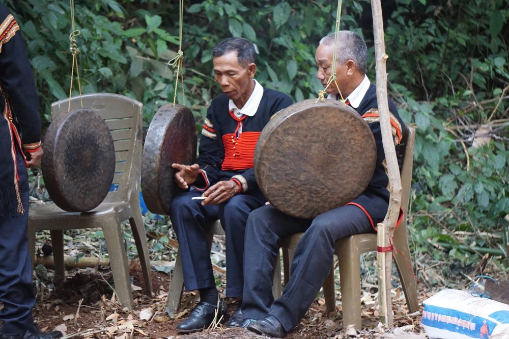 Xem phục dựng lễ nhưng chỉ thấy… mông nghệ nhân ảnh 1