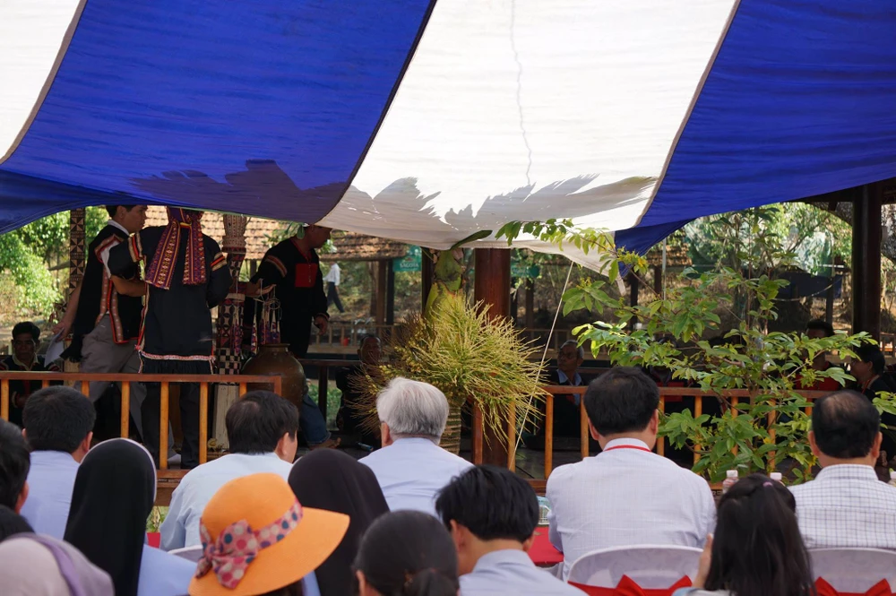 Xem phục dựng lễ nhưng chỉ thấy… mông nghệ nhân ảnh 5