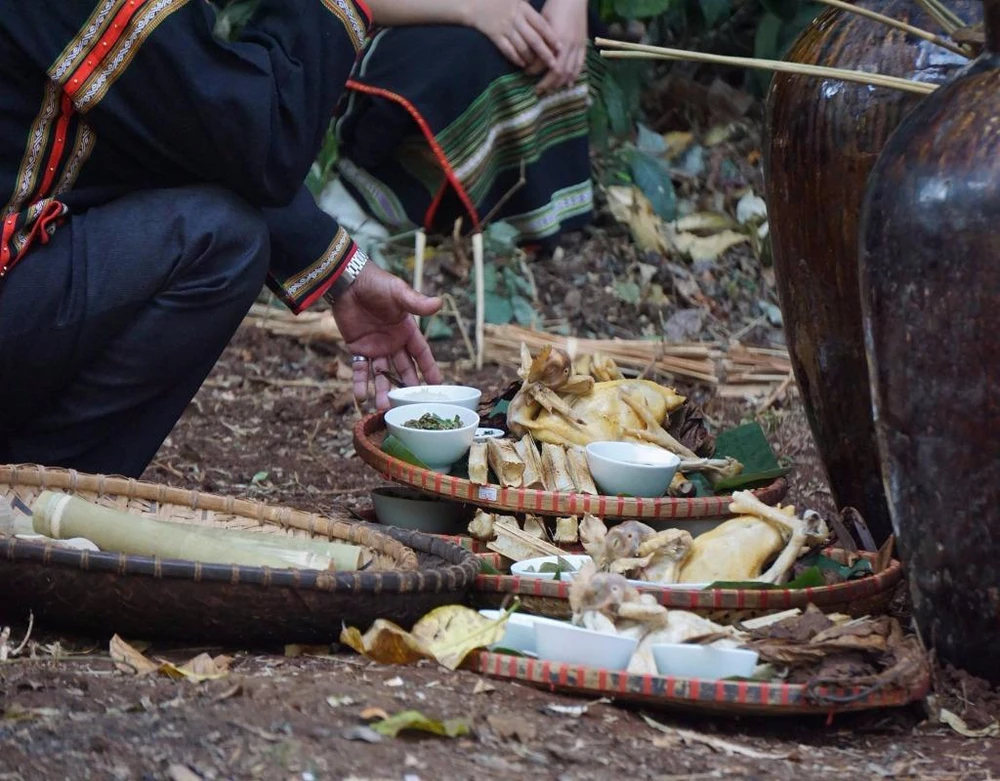 lễ cúng cầu mưa có thịt gà và rượu cần