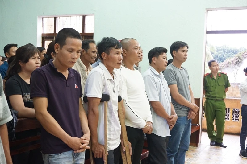 Tòa tuyên hủy án, cả phòng xử 'bùng nổ' ảnh 1