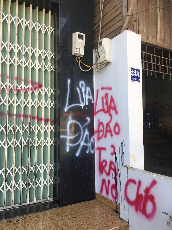 Hoảng hồn vì bị 'khủng bố' bằng bom bẩn và keo dán sắt ảnh 3