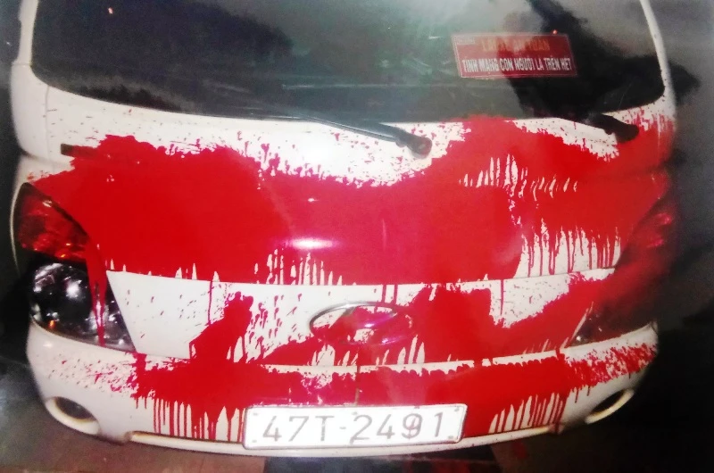 Hoảng hồn vì bị 'khủng bố' bằng bom bẩn và keo dán sắt ảnh 4