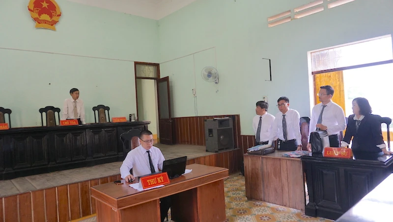 Chủ tọa bị luật sư 'vịn' lại để cùng họp với chánh án ảnh 1