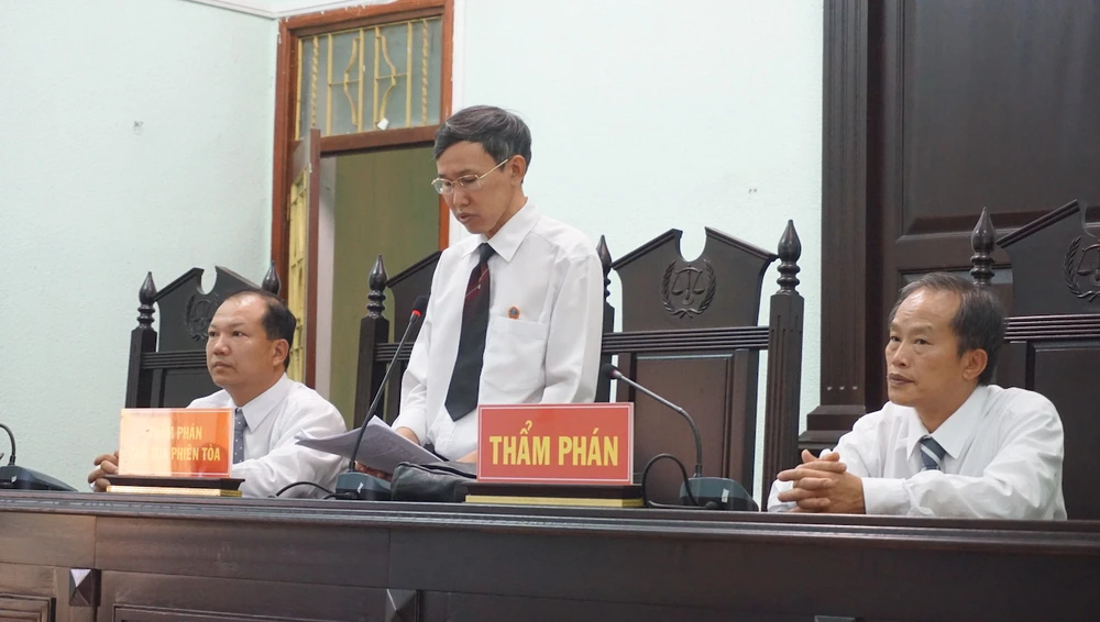 Vụ gỗ khô: Chủ tọa tuyên 5 người vô tội thôi làm chánh án ảnh 1