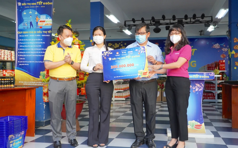 Hộ nghèo TP.HCM cùng đi Siêu thị mini Tết 0 đồng ảnh 2