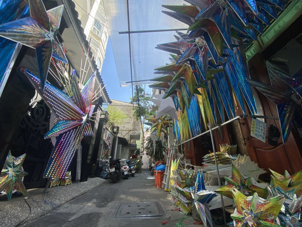 Con hẻm nhà anh Cửu đầy màu sắc với những chiếc đèn 5 ngôi sao chuẩn bị cho Giáng sinh 2024