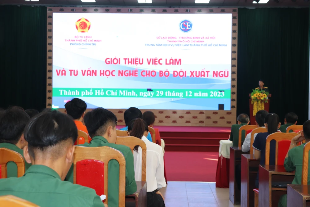 Trung tâm dịch vụ việc làm TP.HCM phối hợp cùng Bộ Tư lệnh TP.HCM tổ chức giới thiệu việc làm và tư vấn học nghề cho hạ sĩ quan – binh sĩ chuẩn bị xuất ngũ. Ảnh: Nguyễn Ánh
