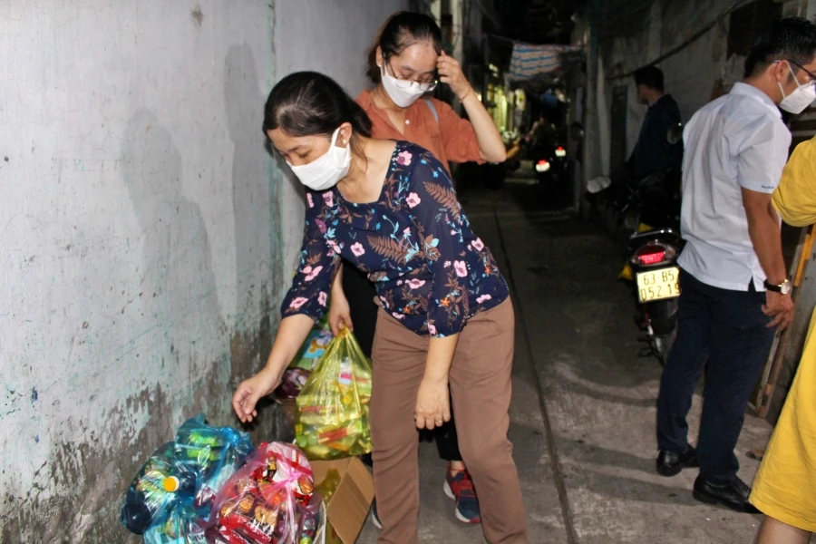Sau giờ làm, nhiều bạn trẻ công sở len lỏi vào xóm trọ phát quà ảnh 8