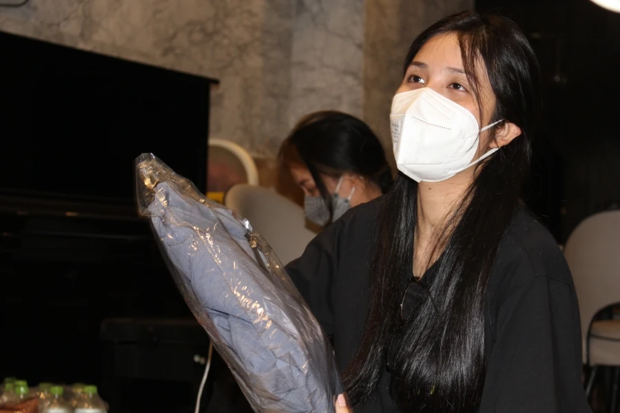 Phát hiện tiền trong túi áo khoác được tặng, người phụ nữ nhặt ve chai bật khóc ảnh 8