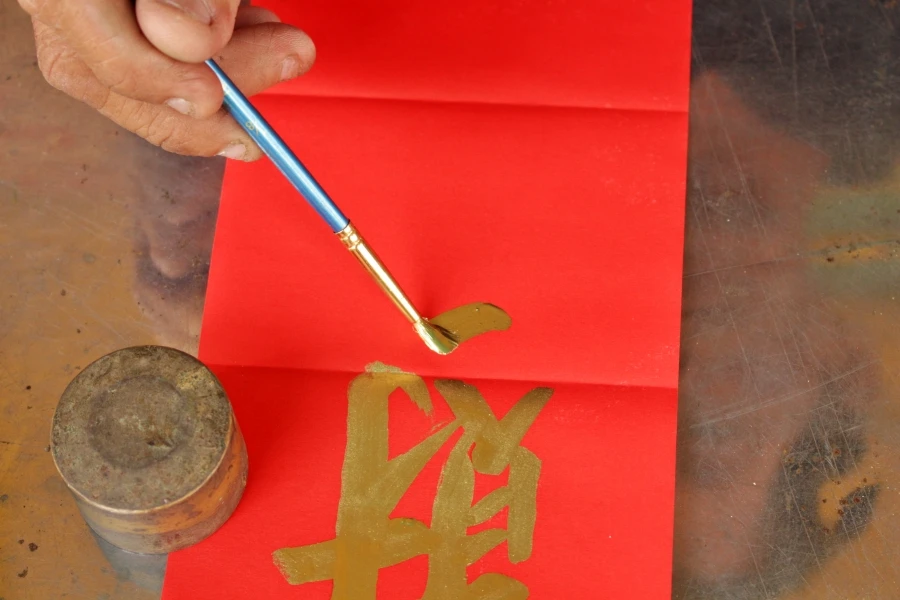 Ông đồ hơn 50 năm ‘bán chữ’: "Nhiều người xin điều ước cho năm mới!" ảnh 7 Ông đồ hơn 50 năm ‘bán chữ’: "Nhiều người xin điều ước cho năm mới!" ảnh 7