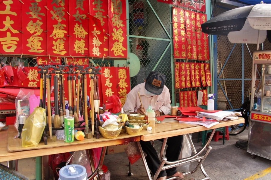 Ông đồ hơn 50 năm ‘bán chữ’: "Nhiều người xin điều ước cho năm mới!" ảnh 4 Ông đồ hơn 50 năm ‘bán chữ’: "Nhiều người xin điều ước cho năm mới!" ảnh 4