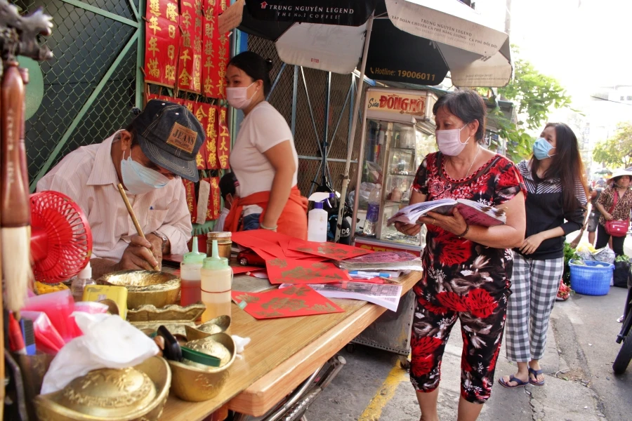 Ông đồ hơn 50 năm ‘bán chữ’: "Nhiều người xin điều ước cho năm mới!" ảnh 10 Ông đồ hơn 50 năm ‘bán chữ’: "Nhiều người xin điều ước cho năm mới!" ảnh 10