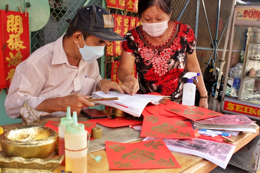 Ông đồ hơn 50 năm ‘bán chữ’: "Nhiều người xin điều ước cho năm mới!" ảnh 6 Ông đồ hơn 50 năm ‘bán chữ’: "Nhiều người xin điều ước cho năm mới!" ảnh 6