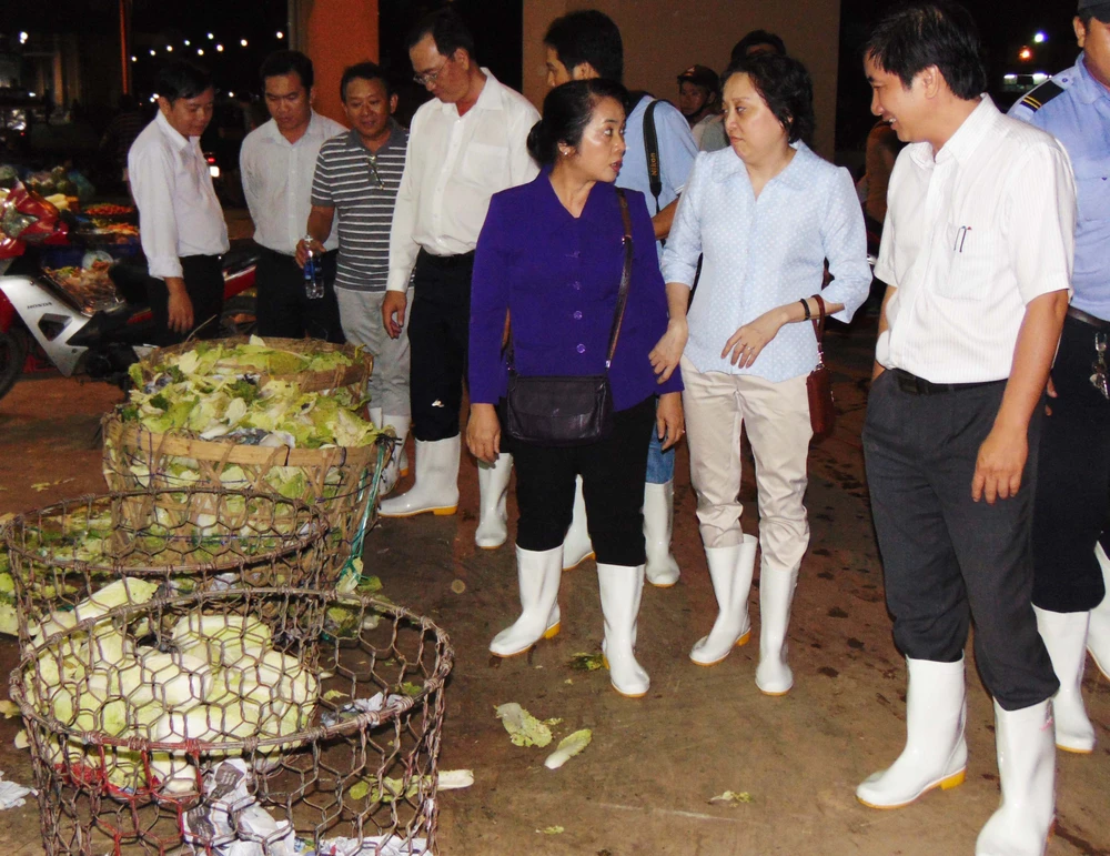 Bà Phạm Khánh Phong Lan kiểm tra chợ Bình Điền