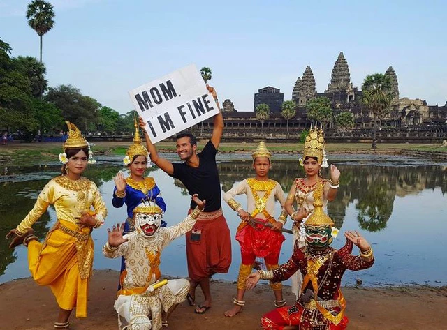 Tháng 5/2017, mẹ Jonathan cũng tham dự chuyến thăm tới Indonesia cùng con trai