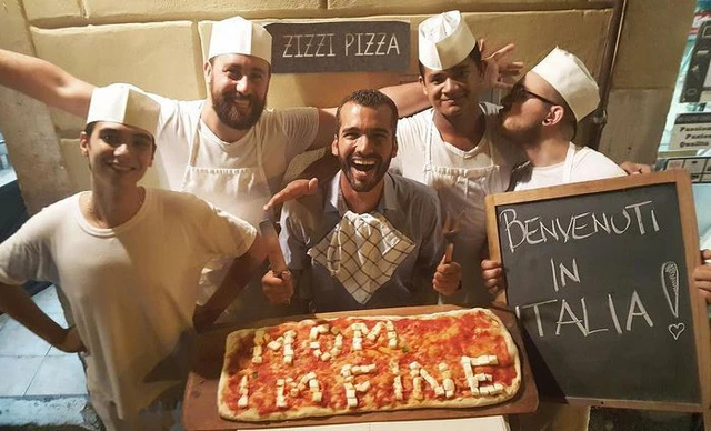 Thai vì tấm biển thường thấy, lần này chàng trai người Bỉ lại viết thư cho mẹ trên một chiếc bánh pizza