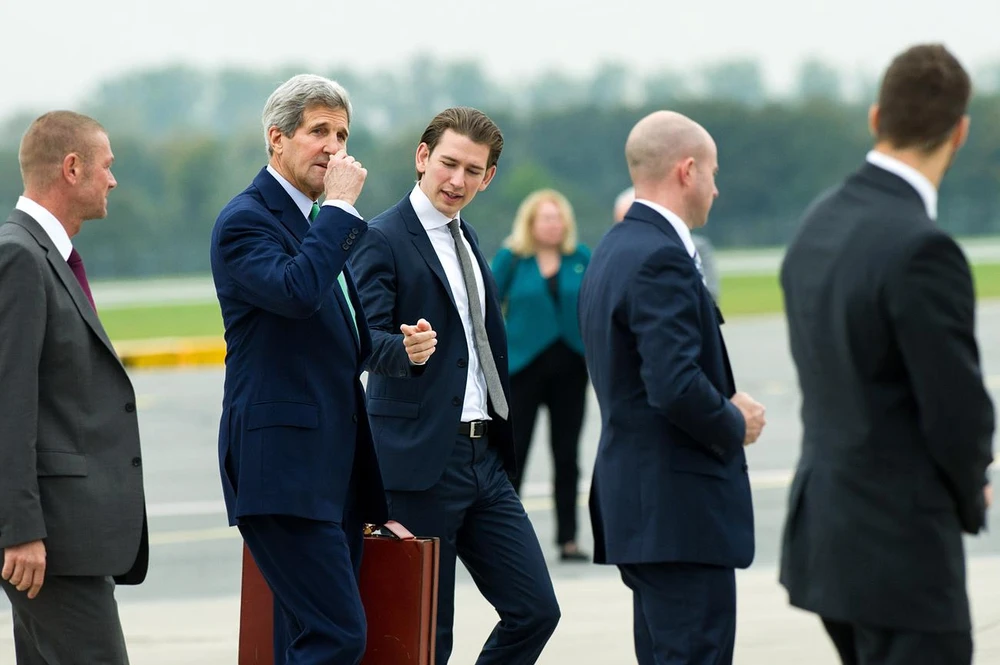 Vẻ đẹp 'hút hồn' của ngoại trưởng trẻ nhất châu Âu ảnh 3