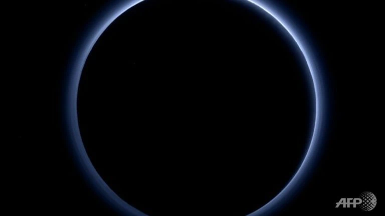 NASA công bố Sao Diêm Vương có “bầu trời xanh” và nước dạng băng ảnh 1