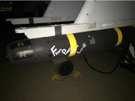 Mỹ khắc thông điệp 'Paris, yêu dấu' lên bom không kích IS ảnh 2