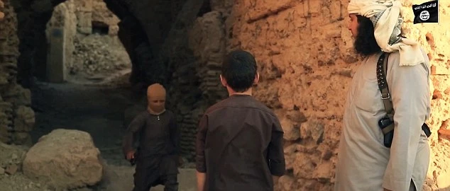 Chiến binh nhí IS chơi trốn tìm trước khi hành quyết tù nhân ảnh 2