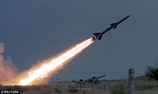 Tên lửa hành trình Nga bay chệch quỹ đạo, rơi xuống nhà dân ảnh 1