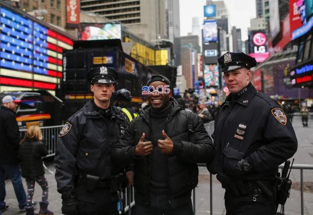 Triệu người dân đến New York đón giao thừa bất chấp lo ngại an ninh ảnh 1