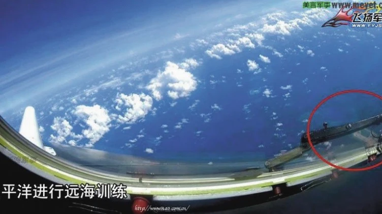 Máy bay ném bom Trung Quốc bay trên đá Chữ Thập ảnh 1 Máy bay ném bom Trung Quốc bay trên đá Chữ Thập ảnh 1