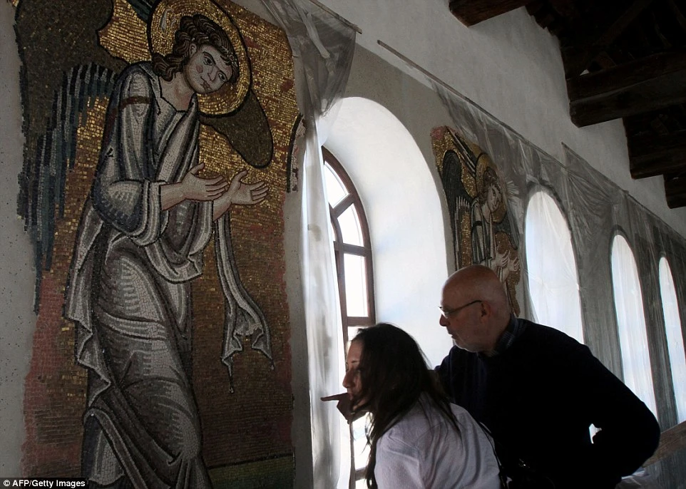 Phát hiện chân dung thiên thần nạm vàng nơi sinh Chúa Jesus ảnh 1