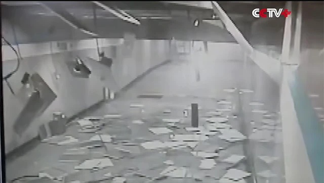 trần nhà ga Trung Quốc đổ sập