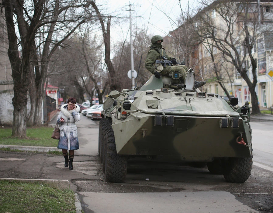 Xe tăng Nga bên ngoài căn cứ quân sự Ukraine