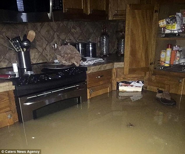 quan tài trôi nổi sau mưa lũ kinh hoàng ở Mỹ