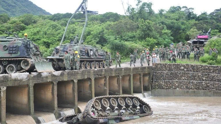 xe tăng Đài Loan lật nhào xuống sông