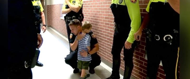 Cậu bé Jackson được 18 cảnh sát hộ tống tới trường