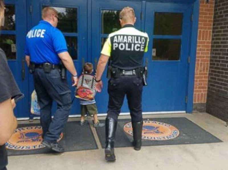 Cậu bé Jackson được 18 cảnh sát hộ tống tới trường