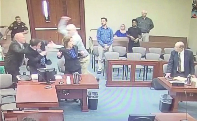 bị cáo tấn công công tố viên tại tòa