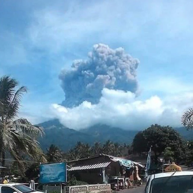 Núi lửa Barujari phun trào