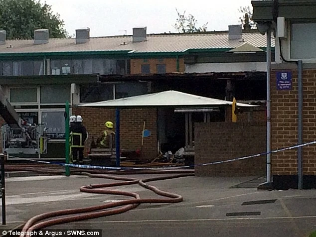 học sinh 11 tuổi đốt trường ở Anh