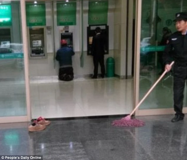 đôi giày bẩn trước trụ ATM