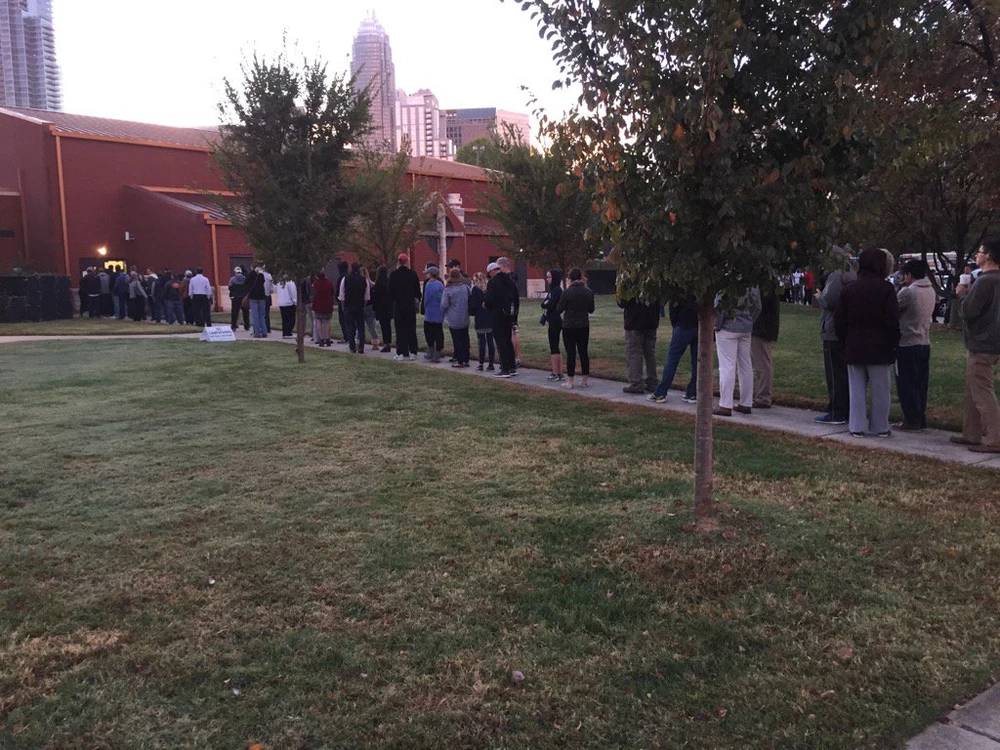 Dân Mỹ xếp hàng bỏ phiếu