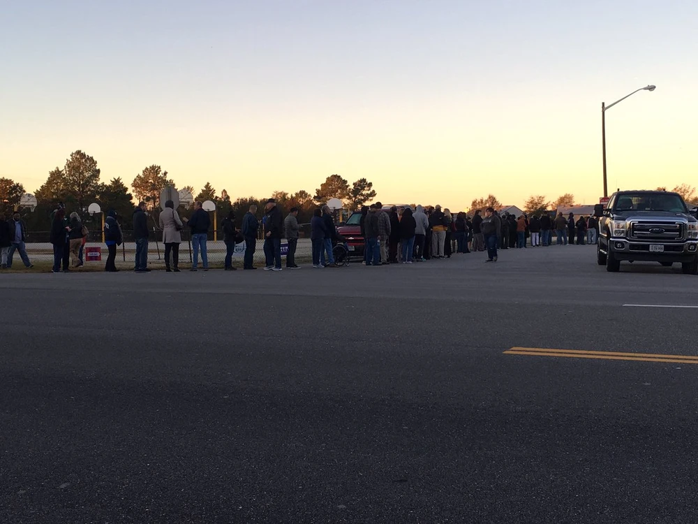 Dân Mỹ xếp hàng bỏ phiếu