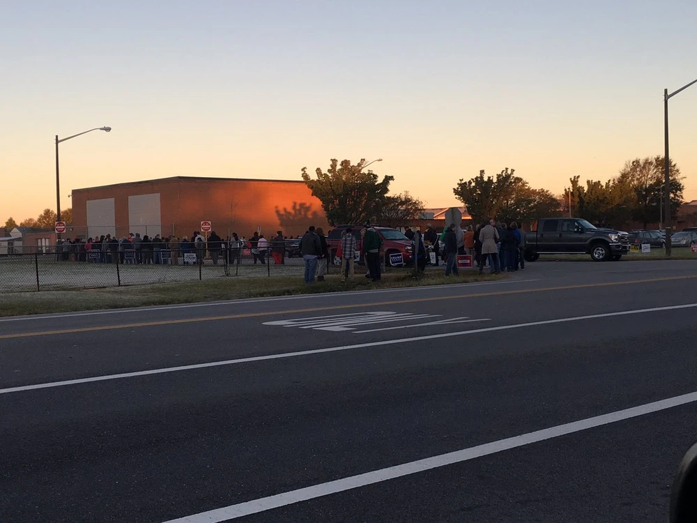 Dân Mỹ xếp hàng bỏ phiếu