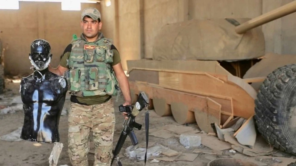 IS dùng xe tăng gỗ