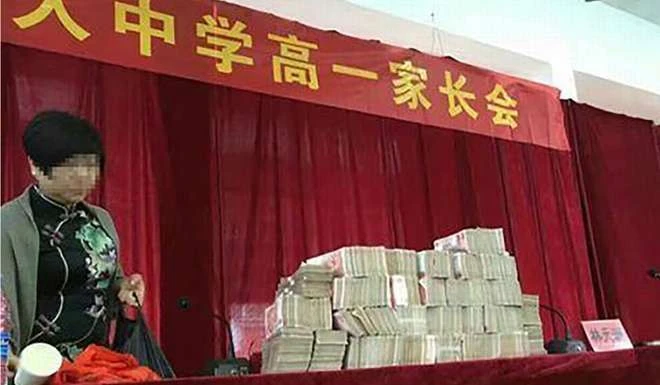 rung Quốc thưởng tiền cho học sinh